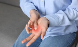 指の使いすぎでばね指になりやすい