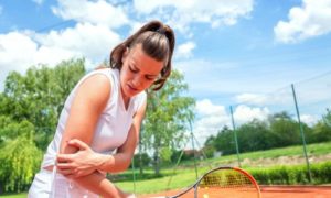 テニスのバックハンドで肘を痛めやすい