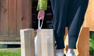 荷物を腕だけで持ち上げる時に肘を痛めやすい