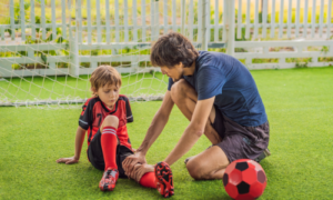 サッカーで膝を痛めた子